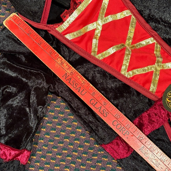 Vampira velveteen and lace black & red Halloween costume - Picture 13 of 16